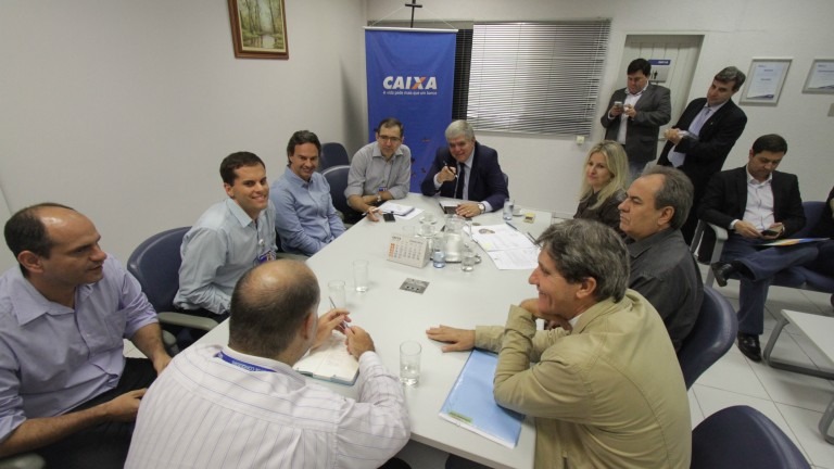 Prefeito se reuni com ministro para destrar R$ 11 milhões da Caixa para obras paradas