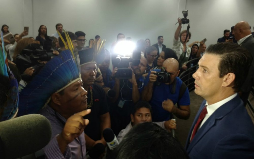 Vereador se retrata após sugerir ‘descer o cacete’ em índios De dedo em riste, índio exige de vereador André Salineiro (PSDB), pedido de desculpa por declaração incitando a violência (Foto: Fabiano Arruda/)