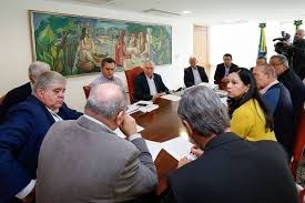 Governo faz reunião para monitorar retomada do abastecimento Governo faz reunião para monitorar retomada do abastecimento