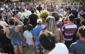 Milhares acompanham enterro de comerciante morto durante assalto Milhares de pessoas acompanharam o enterro do comerciante. (Foto: PC de Souza)