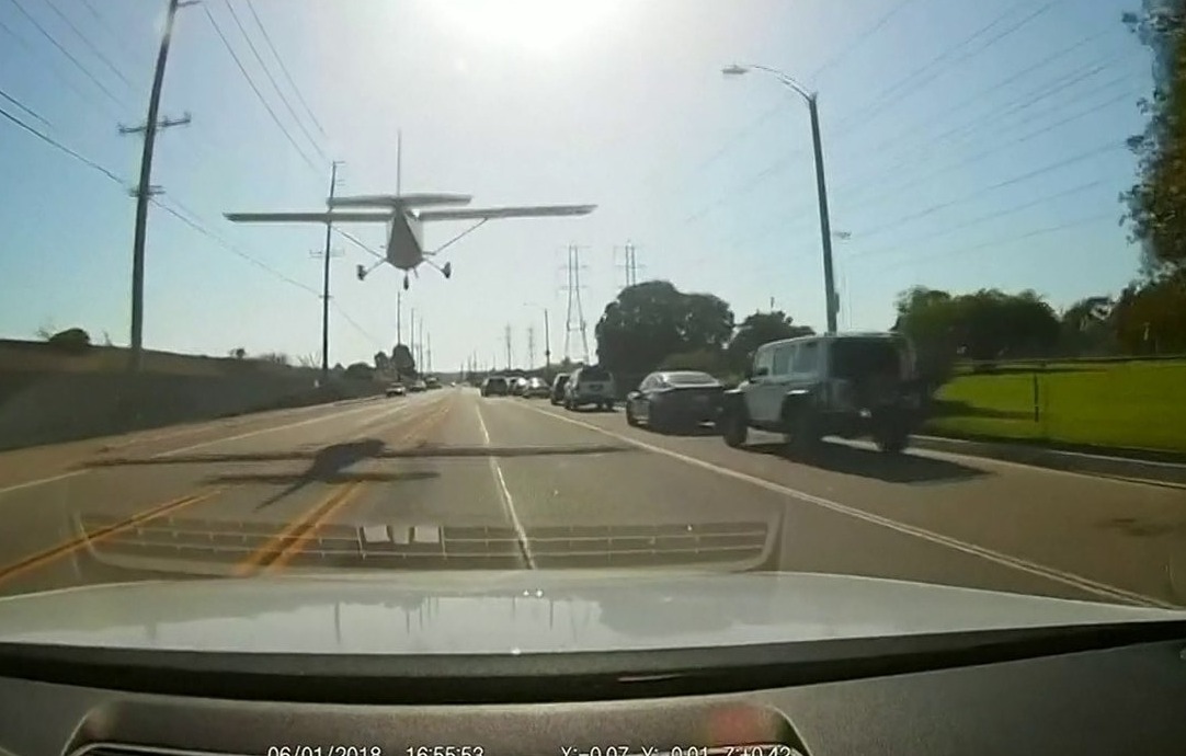 Avião faz pouso de emergência em avenida movimentada de Los Angeles