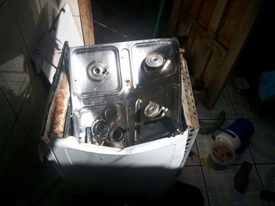 Fogão ficou destruído (Foto: Corpo de Bombeiros/ Divulgação)
