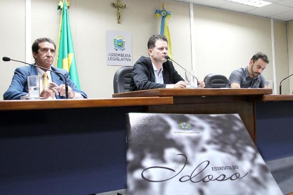 Frente vai pedir à Câmara para retomar discussão sobre gratuidade no transporte a idosos Deputado Renato Câmara, presidente da Frente, coordenou a reunião