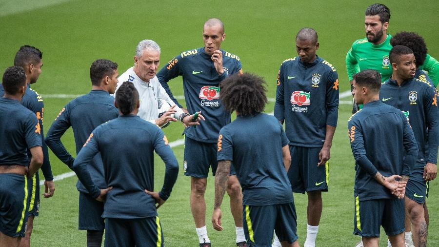 Tite conversa com os 11 atletas que serão titulares contra a Croácia. Imagem: Pedro Martins