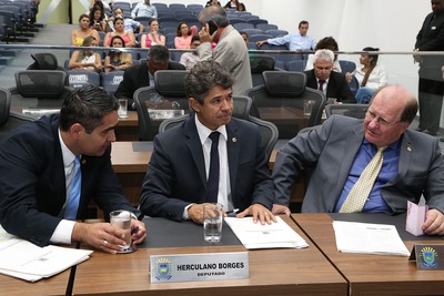 Deputados estaduais durante a sessão desta quinta-feira (8) - Foto: Victor Chileno/ALMS