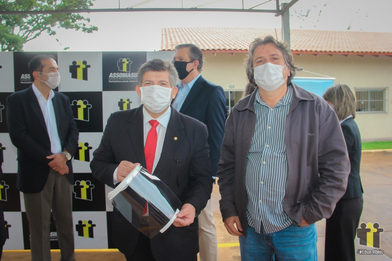 Lidio Lopes e Unale participam da doação de máscaras faciais no combate ao covid-19 Lidio Lopes e Unale participam da doação de máscaras faciais no combate ao covid-19