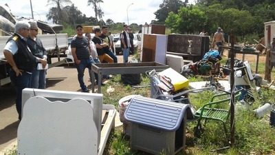Famílias deixaram área ocupada do município nesta quinta-feira (8) (Foto: Eduardo Almeida/TV Morena)
