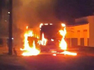 Ônibus ficou totalmente destruído no Jardim Aero Rancho. (Foto: Direto das Ruas)
