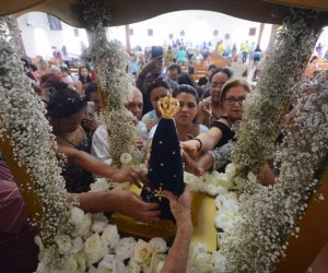 Devotos fazem oração para Nossa Senhora Aparecida - Bruno Henrique