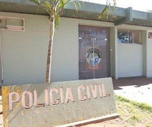 Casal briga durante viagem e mulher abandona esposo em delegacia Foto: JP News