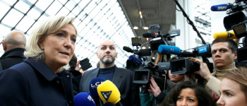 A favor da moeda nacional francesa, Le Pen afirma: 'Euro está morto'