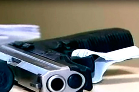 Armários de PMs da Grande SP eram esconderijo de crack, cocaína, maconha e armas Pistola foi achada em armário de PM
Reprodução/Record