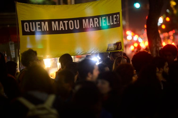 Manifestantes lembram os assassinatos da vereadora Marielle Franco (PSOL) e do motorista Anderson Gomes - Fernando Frazão/Agência Brasil