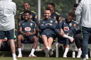 Renato na fisioterapia, Douglas Costa em campo: Seleção volta a treinar após folga Renato sorri na conversa antes do treino: meia não treina há seis dias e segue entregue à fisioterapia (Foto: Pedro Martins / MoWA Press)