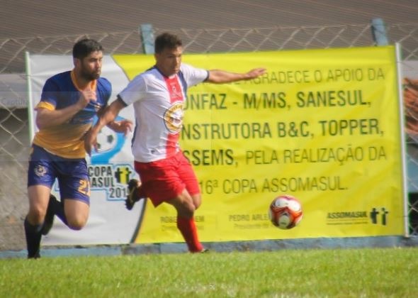Já são 18 as equipes classificadas para a 2ª fase da Copa Assomasul Mundo Novo (branco e vermelho) contra Iguatemi. Edson Ribeiro
