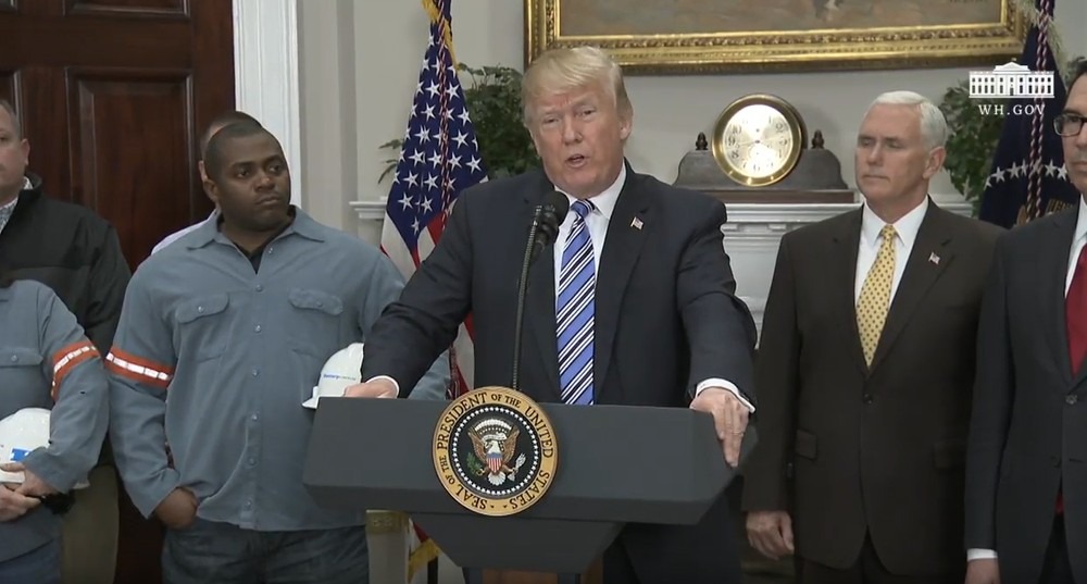 Donald Trump, durante anúncio de aumento de tarifas para aço e alumínio nesta quinta-feira (8) (Foto: Reprodução/YouTube/The White House)