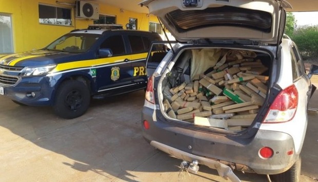 Motorista tenta fugir, mas é preso com 1 ton de maconha na BR-262 Motorista tenta fugir, mas é preso com 1 ton de maconha na BR-262