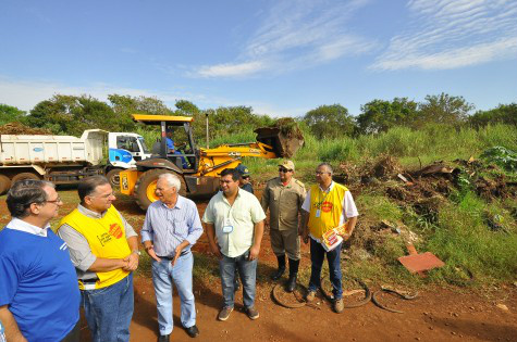 Na Caravana da Saúde em Dourados mutirão com 700 pessoas combatem o Aedes aegypti Vice-prefeito Odilon Azambuja com os secretários de Saúde Nelson Tavares (Estado), Sebastião Nogueira (Dourados) e parceiros do evento observam entulho e lixo despejado irregularmente pela população (Foto: A.Frota)