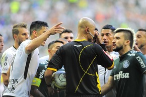 O árbitro Marcelo Aparecido de Souza é cercado por jogadores no Dérbi de 8 de abril (Foto: Marcos Ribolli)
