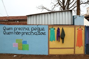 Escola Joaquim Murtinho mantém Muro da Solidariedade Cabide da Solidariedade na escola Joaquim Murtinho pode receber peças de roupa, agasalhos e brinquedos de quem quiser doar – A.Frota