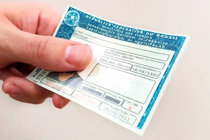 STJ autoriza recolhimento de CNH de motoristas para regularização débitos CNH: STJ autorizou o recolhimento da Carteira Nacional de Habilitação para que inadimplentes regularizem os débitos (Rodrigo Sanches)
