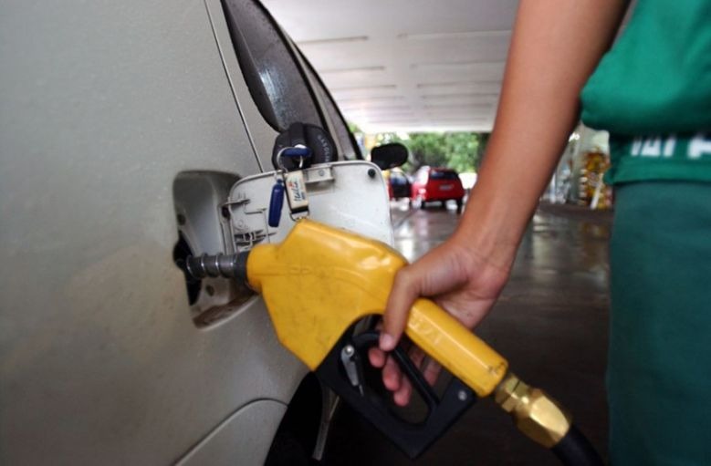 Petrobras reduz em 0,45% o preço da gasolina na refinaria Petrobras reduz em 0,45% o preço da gasolina na refinaria