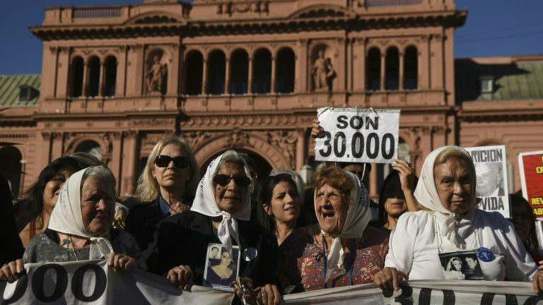  1 de 3 Membros das Mães da Praça de Maio posam para fotos em frente à Casa Rosada, em Buenos Aires, com cartazes e fotos de filhos desaparecidos aos 40 anos de sua fundação - AFP