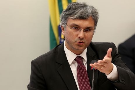 Ministro diz que projeção de salário mínimo em R$ 1.002 está mantida O ministro do Planejamento, Esteves Colnago, participa de audiência pública na Comissão Mista de Orçamento (Wilson Dias/Agência Brasil)