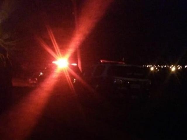 Homem é morto a facadas em residência no Lagoa Park Sinal luminoso da chegada de uma viatura policial ao endereço. (Foto: Direto das Ruas)