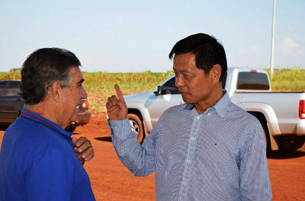 O vice presidente da Empresa Chinesa  BBCA Group, Cao Mengchen e o prefeito Maurilio Ferreira (Foto:Divulgação)