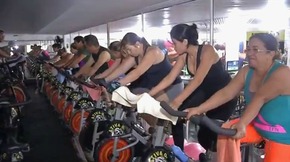 Shoppings, academias de ginástica e universidades vão ser obrigados a ter desfibrilador cardíaco e pessoal Academias que recebem fluxo de pelo menos mil pessoas por dia vão ter de contar com desfibrilador, segundo a lei que entrou em vigor em MS nesta quinta (Foto: Reprodução/TV Morena)