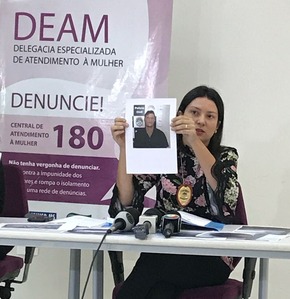 Rapaz é preso por feminicídio contra adolescente encontrada em matagal de Campo Grande Delegada mostra foto do rapaz que confessou ter matado adolescente em MS (Foto: Cláudia Gaigher/TV Morena)