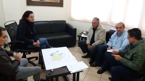 Délia Razuk avalia que Dourados paga caro com expansão do perímetro urbano Prefeita Délia Razuk em recente encontro com o presidente da Sanesul, Luiz Carlos Rocha