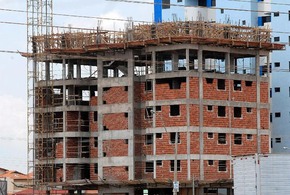 Brasil perde mais de 430 mil empregos na construção entre 2015 e 2016 Crise econômica causou a perda de 432 mil empregos na construção. Retração foi de 19% e atingiu mais a infraestrutura (Antônio Cruz/Agência Brasil