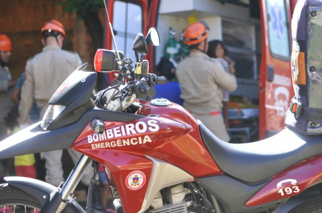 Bombeiros resgataram crianças e as encaminharam ao hospital. (Foto: Alcides neto)