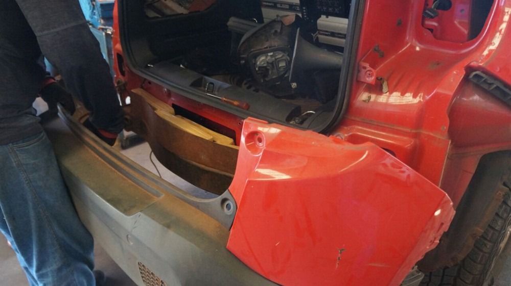 Droga estava escondida em para-choque e lanterna de veículo (Foto: PF/Divulgação)