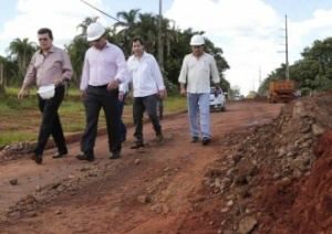 O prefeito fez uma visita técnica ao recapeamento da avenida Tamandaré na tarde desta sexta-feira (23), garantindo que esta é uma obra de qualidade e que os transtornos vividos pelos moradores da região não irão se repetir. (Foto: Divulgação)