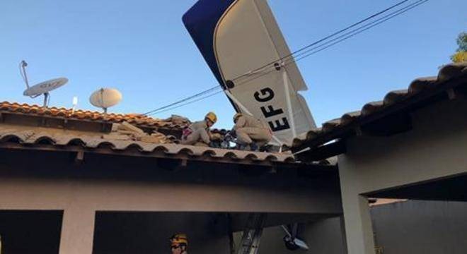 Avião de pequeno porte cai sobre telhado de casa em Goiânia Certificado de voo da aeronave estava regular, segundo a ANAC
Divulgação/Corpo de Bombeiros de GO