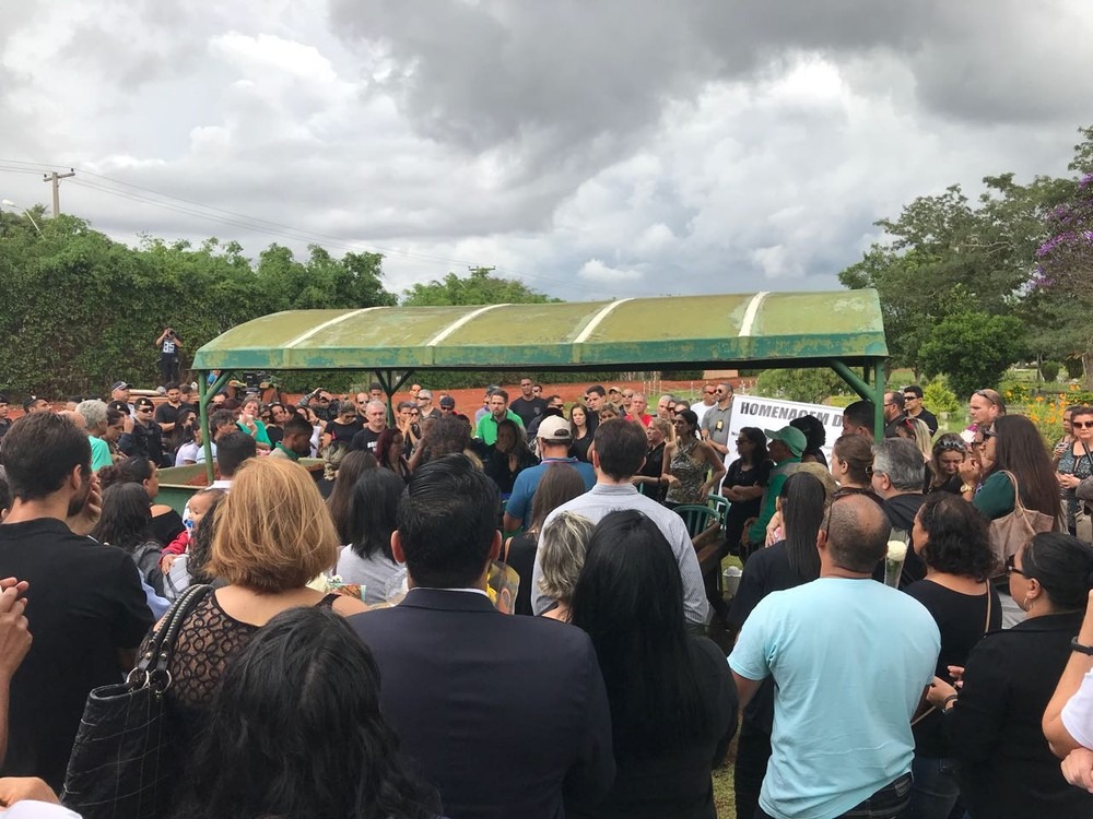 Velório de Wescley Vasconcelos, policial civil morto com 30 tiros de fuzil em Ponta Porã (MS). (Foto: Marcelo Cardoso0