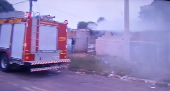 Casa é incendiada na Capital e moradora suspeita do ex-namorado Casa é incendiada na Capital e moradora suspeita do ex-namorado