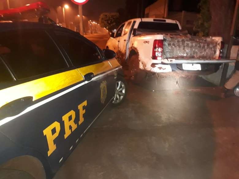 Homem bate caminhonete com 1,9t de maconha após fuga Homem bate caminhonete com 1,9t de maconha após fuga