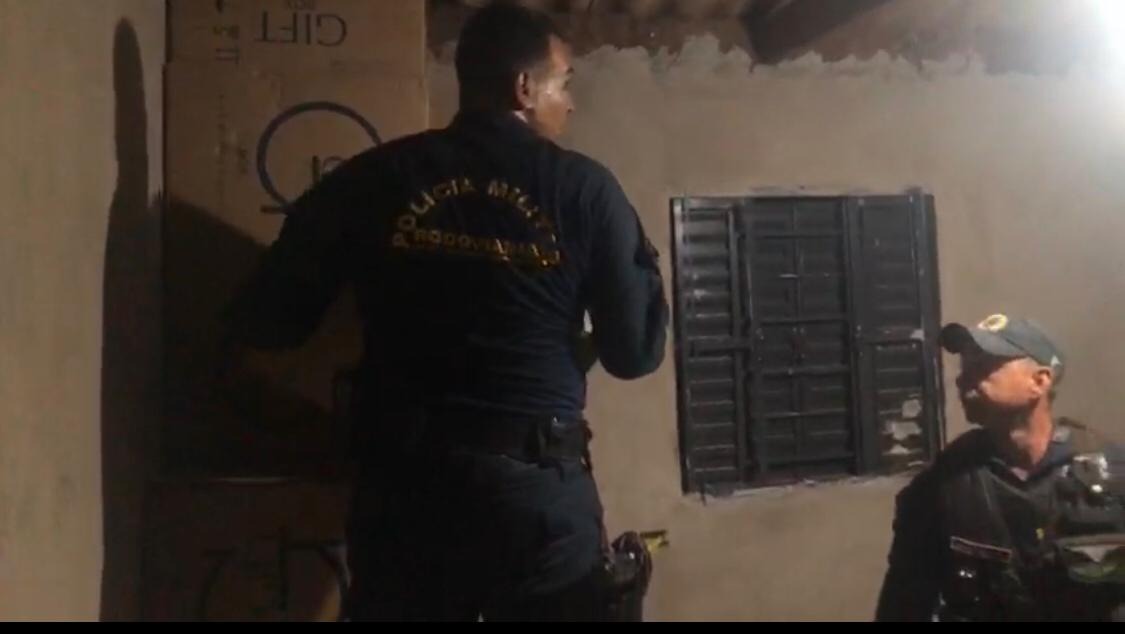 Polícia Militar Rodoviária encontra depósito de cigarros na fronteira Polícia Militar Rodoviária encontra depósito de cigarros na fronteira