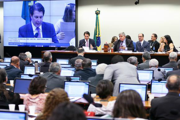 Debates sobre reforma da Previdência devem ser encerrados nesta terça-feira O deputado Arthur Maia apresenta seu relatório na Comissão Especial que analisa a proposta de emenda à Constituição 287/16, da reforma da Previdência Marcelo Camargo/Agência Brasil