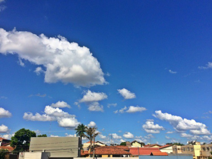 MS pode ter fortes pancadas de chuva no sábado, aponta Inmet Céu entre nuvens na região central de Campo Grande (Foto: Maria Caroline Palieraqui/G1 MS)