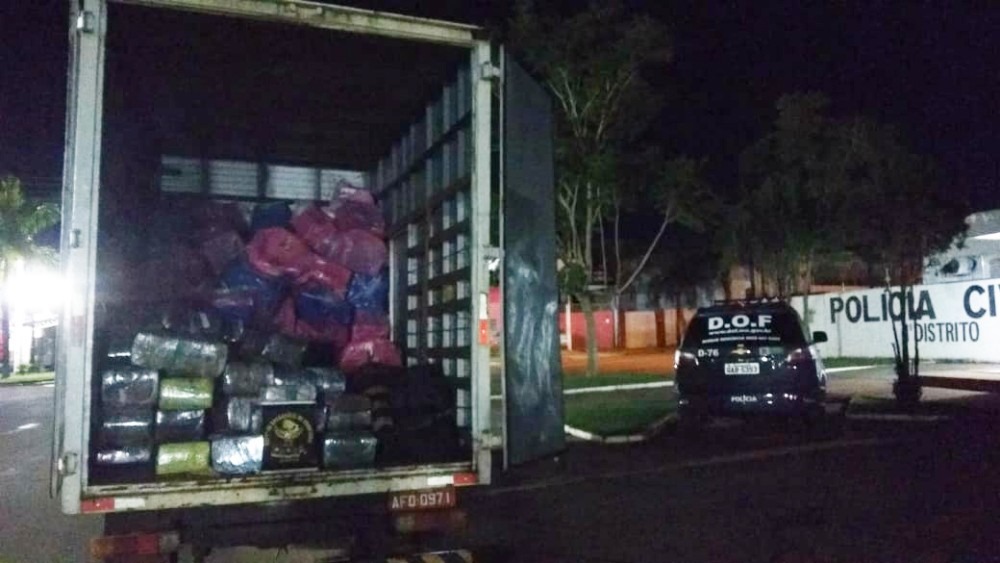 DOF apreende caminhão com mais de 800 quilos de maconha que seguida para SC Caminhão que transportava os 803 quilos de maconha apreendidos na madrugada desta sexta-feira (8), em Naviraí (Foto: DOF/Divulgação)