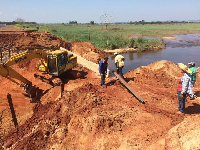 Empreiteira trabalha na reconstrução da ponte que liga MS ao Paraná. (Foto: Assessoria)