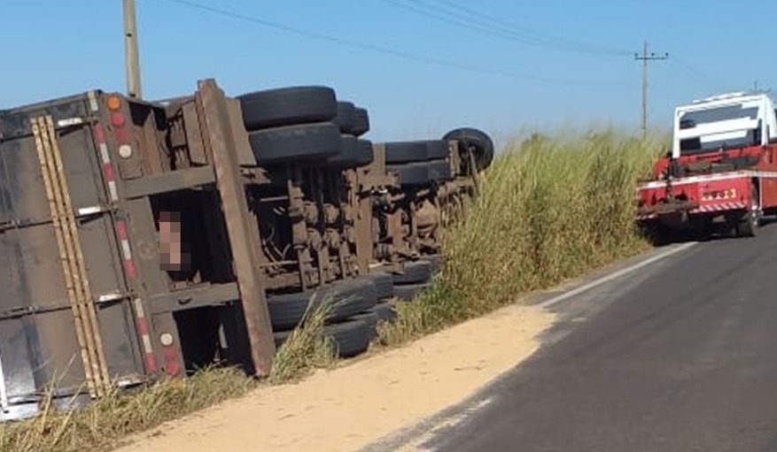 Carreta com farelo de soja tomba e motorista fica preso às ferragens Nova News
