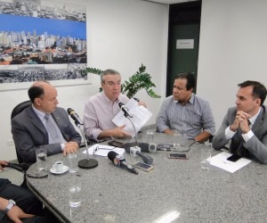 Presidente da CPI, Paulo Corrêa, entre Mochi e Amarildo, mostra a decisão sobre bloqueio - Victor Chileno / ALMS