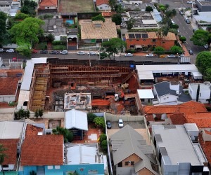 Clube descumpre acordo e põe em risco obra de “Cupinzeiro” Apesar das irregularidades, o trabalho continua no canteiro do Edifício Vertigo - Valdenir Rezende / Correio do Estado
