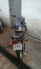 Homem empina moto, não apresenta documentos e ainda xinga guardas Os guardas deram voz de prisão ao jovem, por desacato, o conduziram à Delegacia de Polícia e encaminharam a motocicleta ao pátio do Detran-MS (Foto: Direto das Ruas)